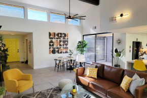 Upscale mid century on the green w Private Hot Tub